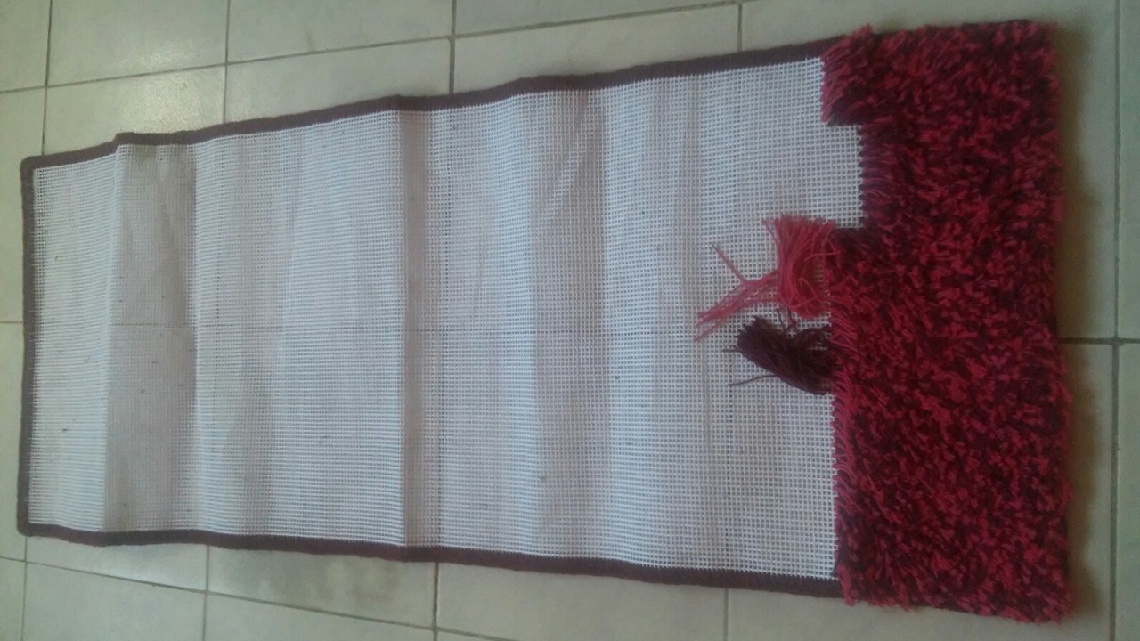 Ensinando fazer o tapete