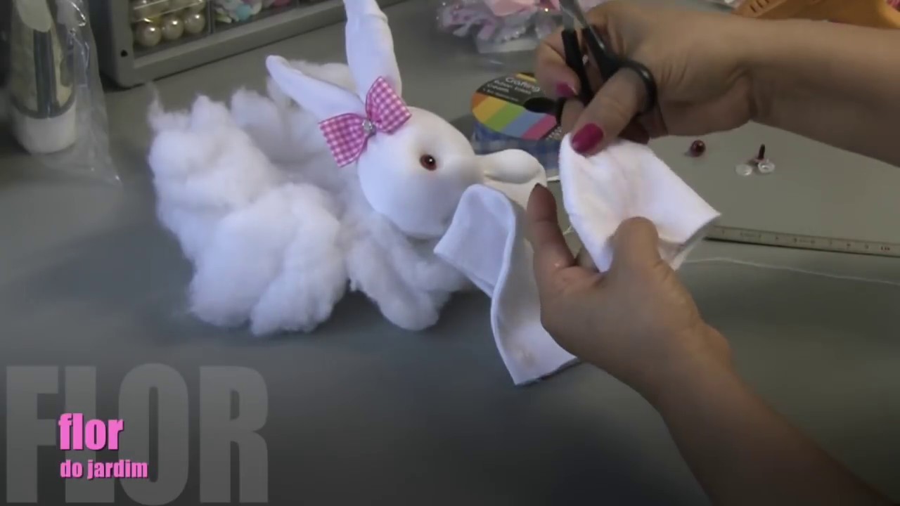 Como fazer Coelinhos da Pascoa utilizando  meias - how to make a rabbit