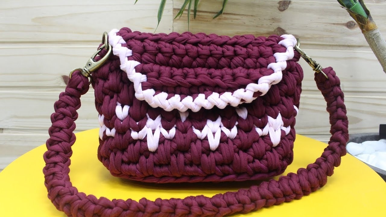 Bolsa clutch feita de crochê em fio de malha - Bolsa Sônia