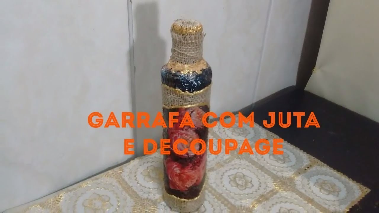 Garrafa com juta e decoupage