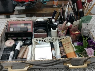 Faça um lindo organizador de maquiagem feito com caixa de papelão.