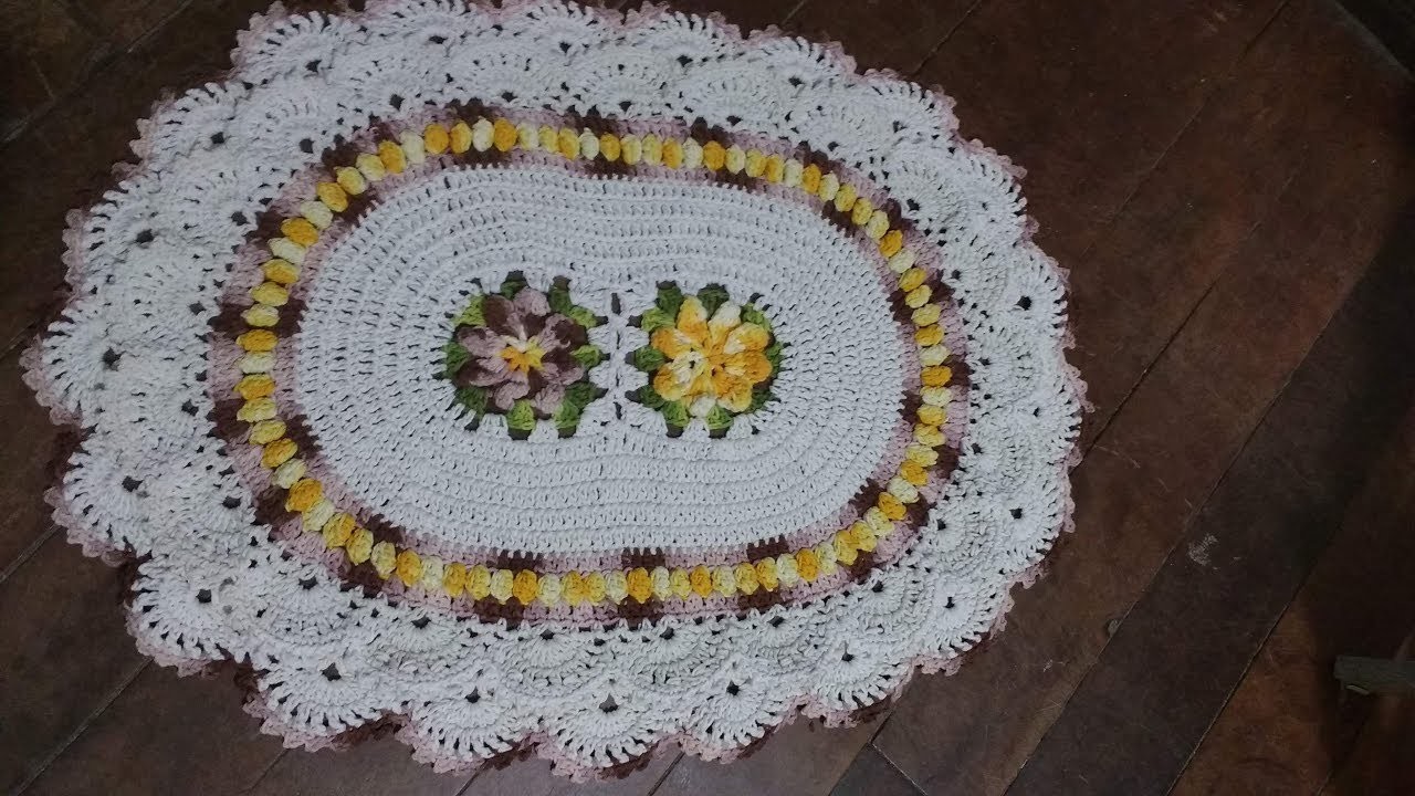 Tapete de crochê oval com flores e bico rendado 3.3