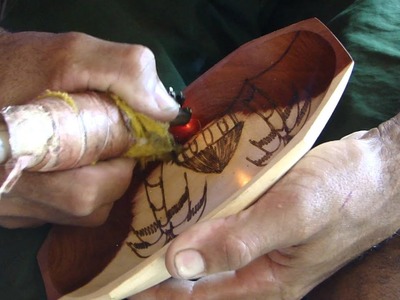 Artesanato em madeira utilizando ferro quente para desenhar