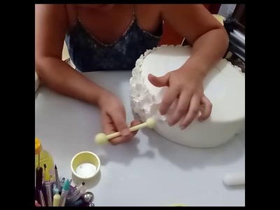 Fazendo efeito de babados em bolo cenográfico de biscuit