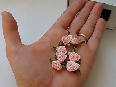 Florzinha de cetim rococó com folhinha