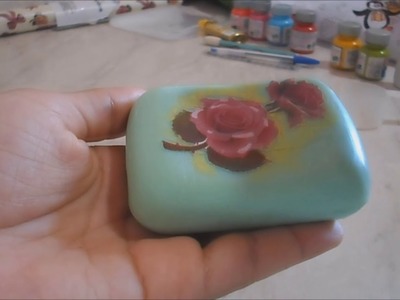 Decorando sabonete com papel de presente e pintura