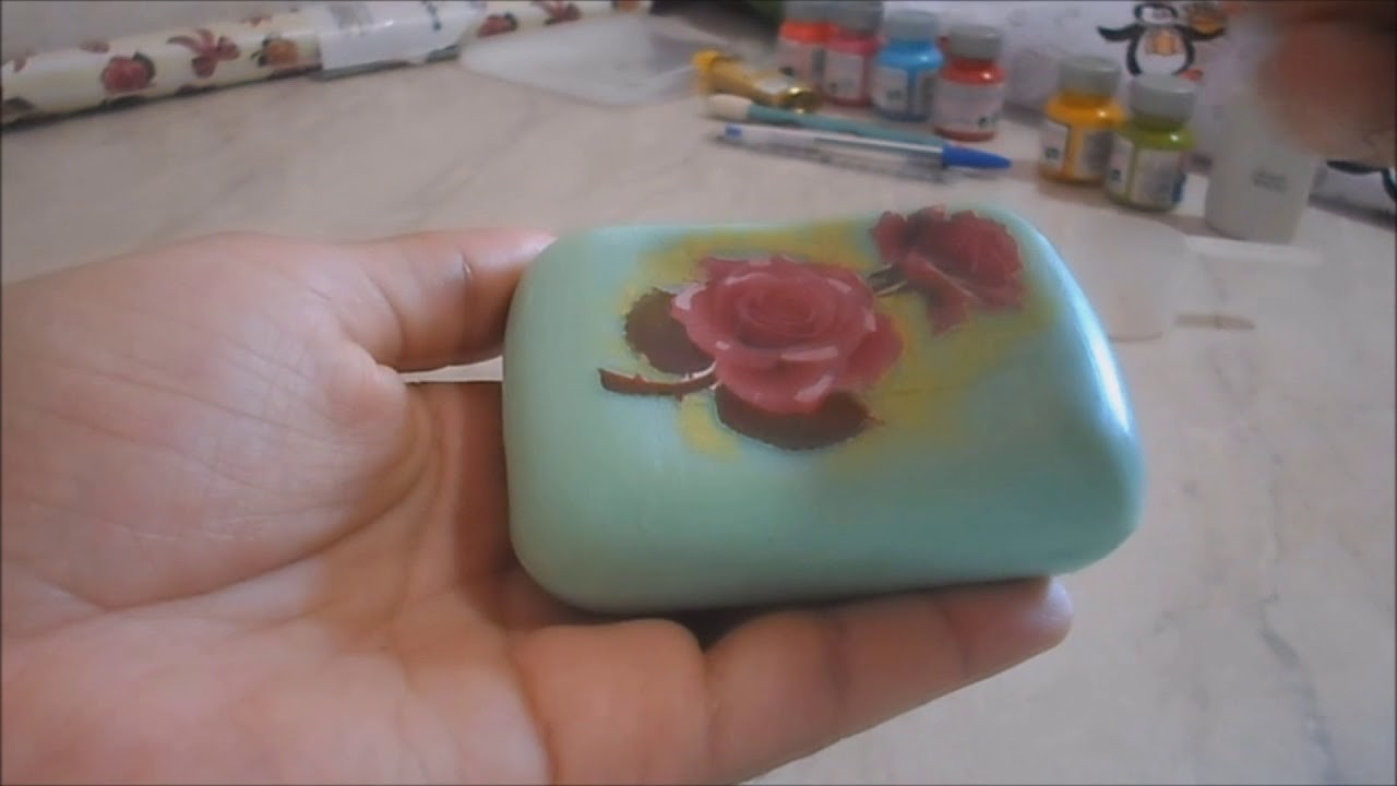 Decorando sabonete com papel de presente e pintura