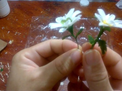 Miniaturas de flores do campo de biscuit. mini margarida  branca