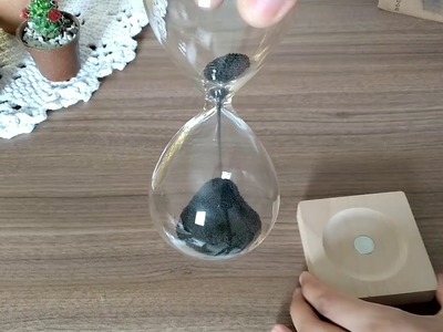 Ampulheta Magnética - decoração minimalista