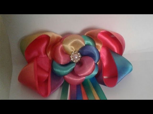 Flor boleada com fita