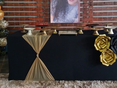 Mesa envelopada com tecido e decoração 15 anos