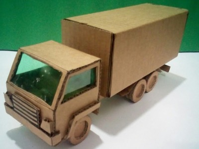Caminhão de papelão