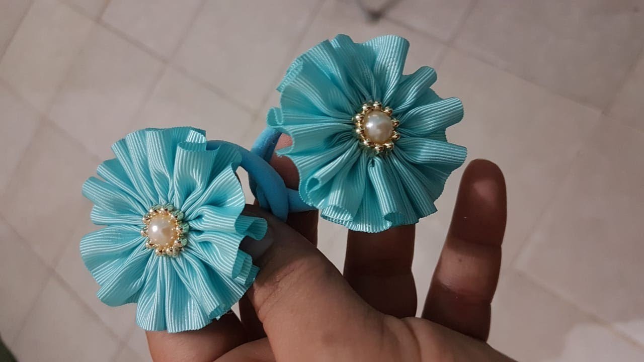 Flor de fita na xuxinha