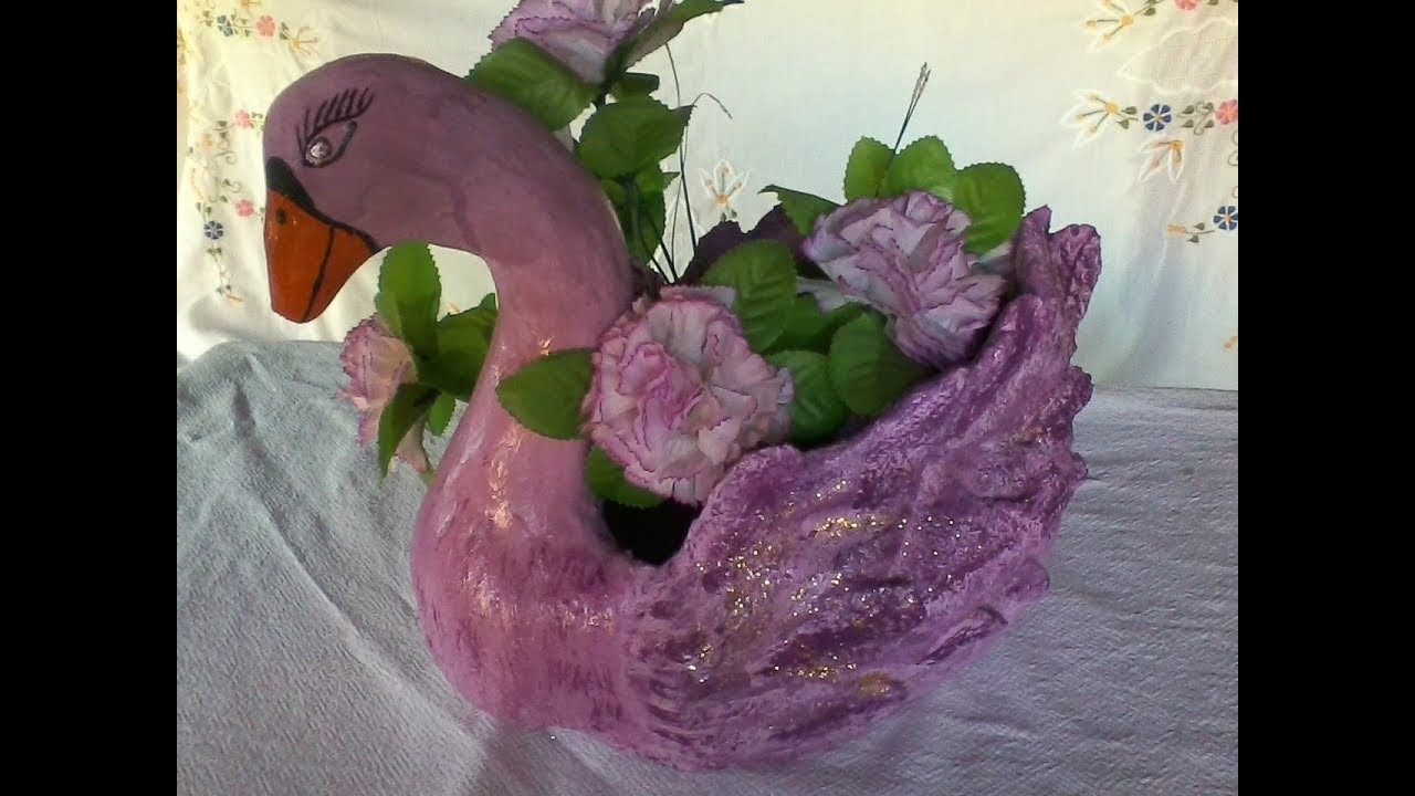 Vaso cisne feito com toalha e cimento. pode ser usado como peça para decoração