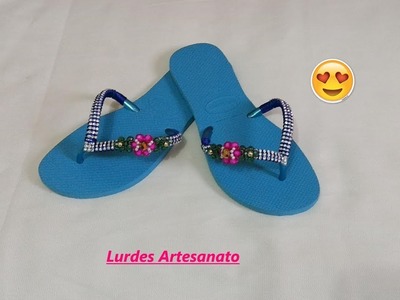 CHINELO COM PINGENTE LATERAL