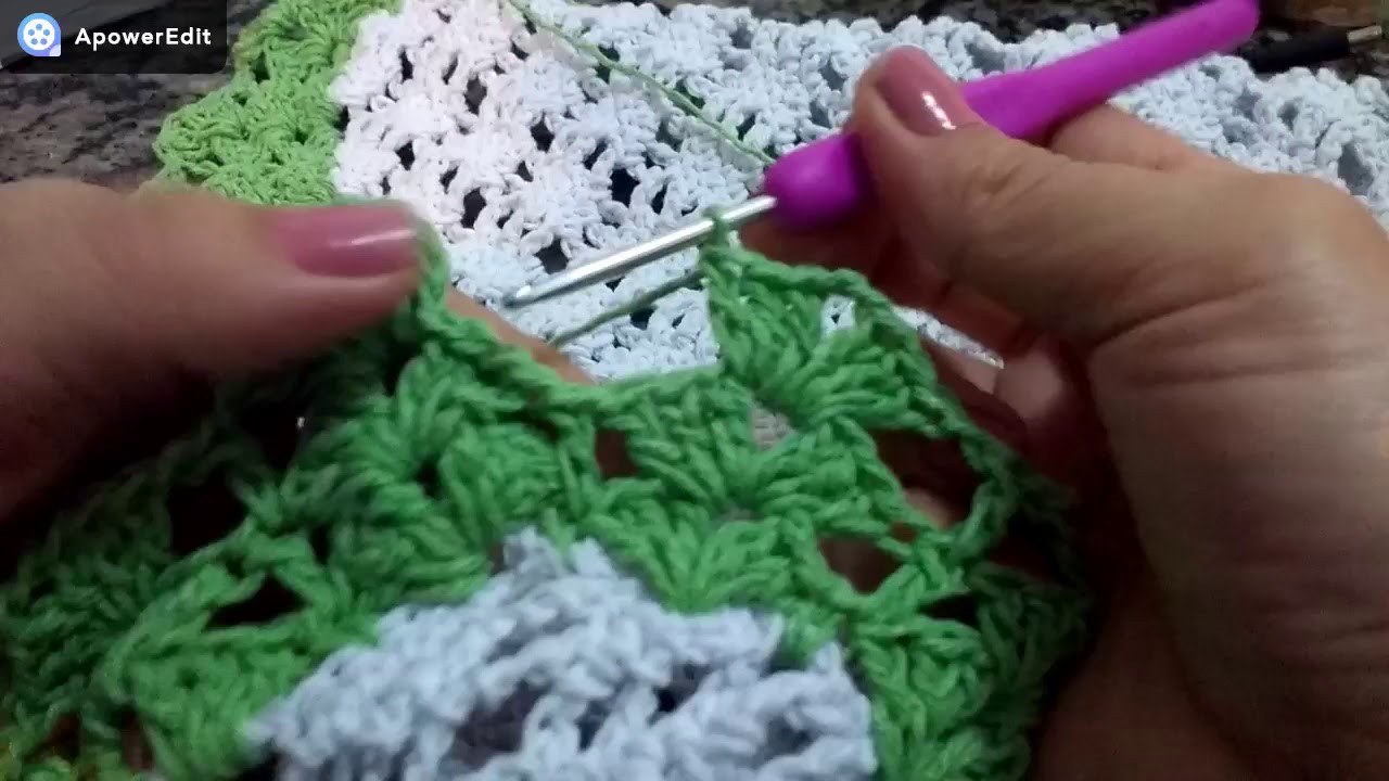 PARTE FINAL DO TAPETE VERDE E BRANCO EM CROCHÊ!!