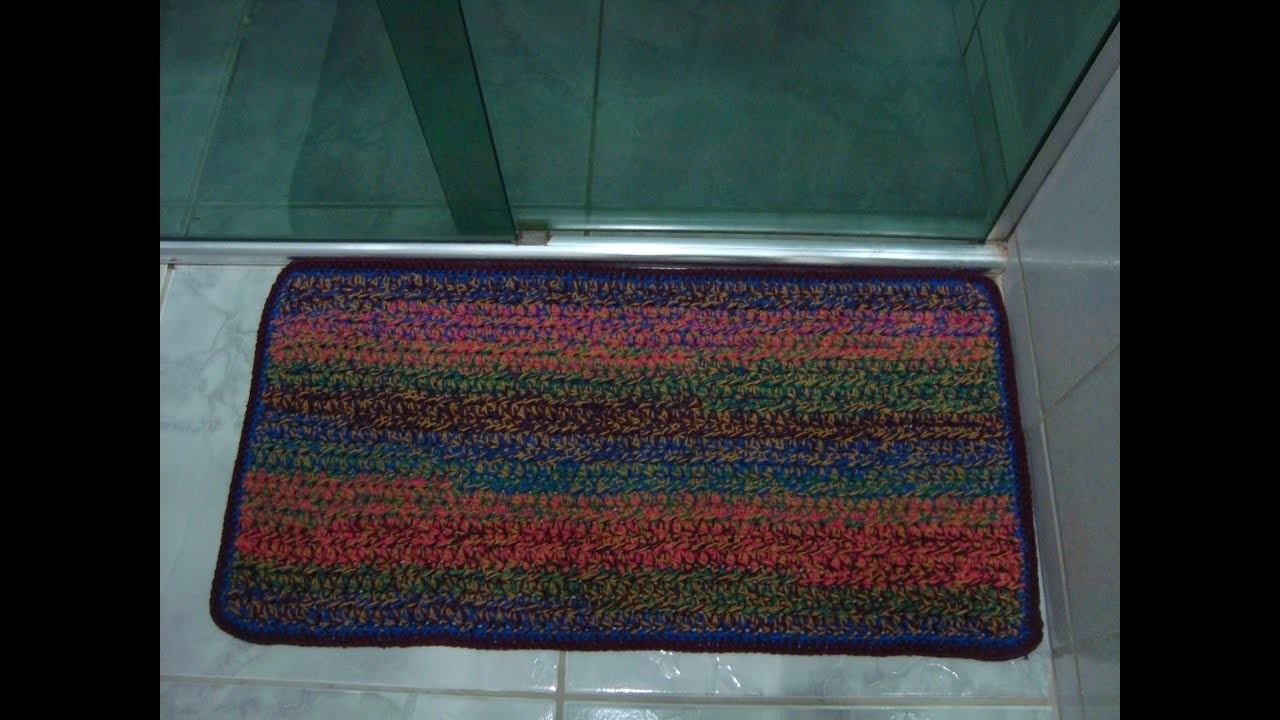 Tapete de crochê colorido com sobras de barbantes. #crochet #crochê #tapete de crochê