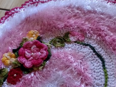 Tapete oval em Crochê com aplicação de flores. da Stefania Borges Rabelo