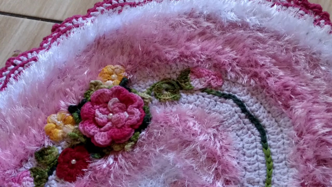 Tapete oval em Crochê com aplicação de flores. da Stefania Borges Rabelo