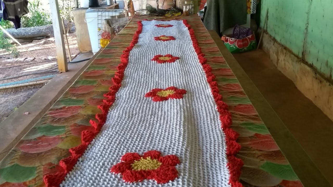 Trilho de mesa feito em crochê bordado com flores