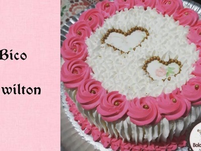 Bolo feminino | Floral | Chantilly rosa e branco | Papel arroz | Bico 1M WILTON | Redondo.