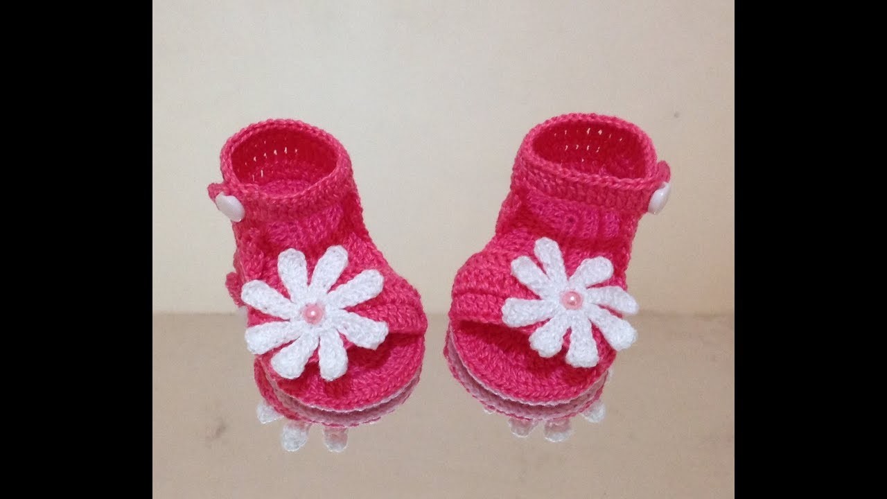 Sandália de crochê com flor tam. 3-6 meses(conjunto do vestido)