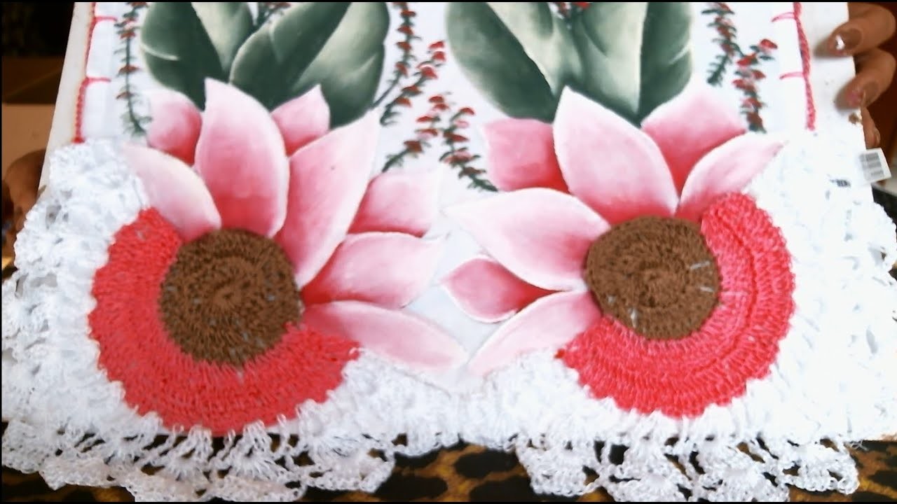 Flor de croche com pintura em tecido