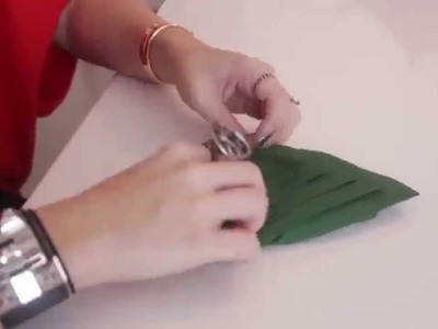 Aprenda como fazer uma dobradura de guardanapo de árvore de Natal - We Share Ideas Little Secrets