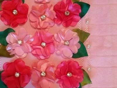 Toalha bordada com flores de cetim