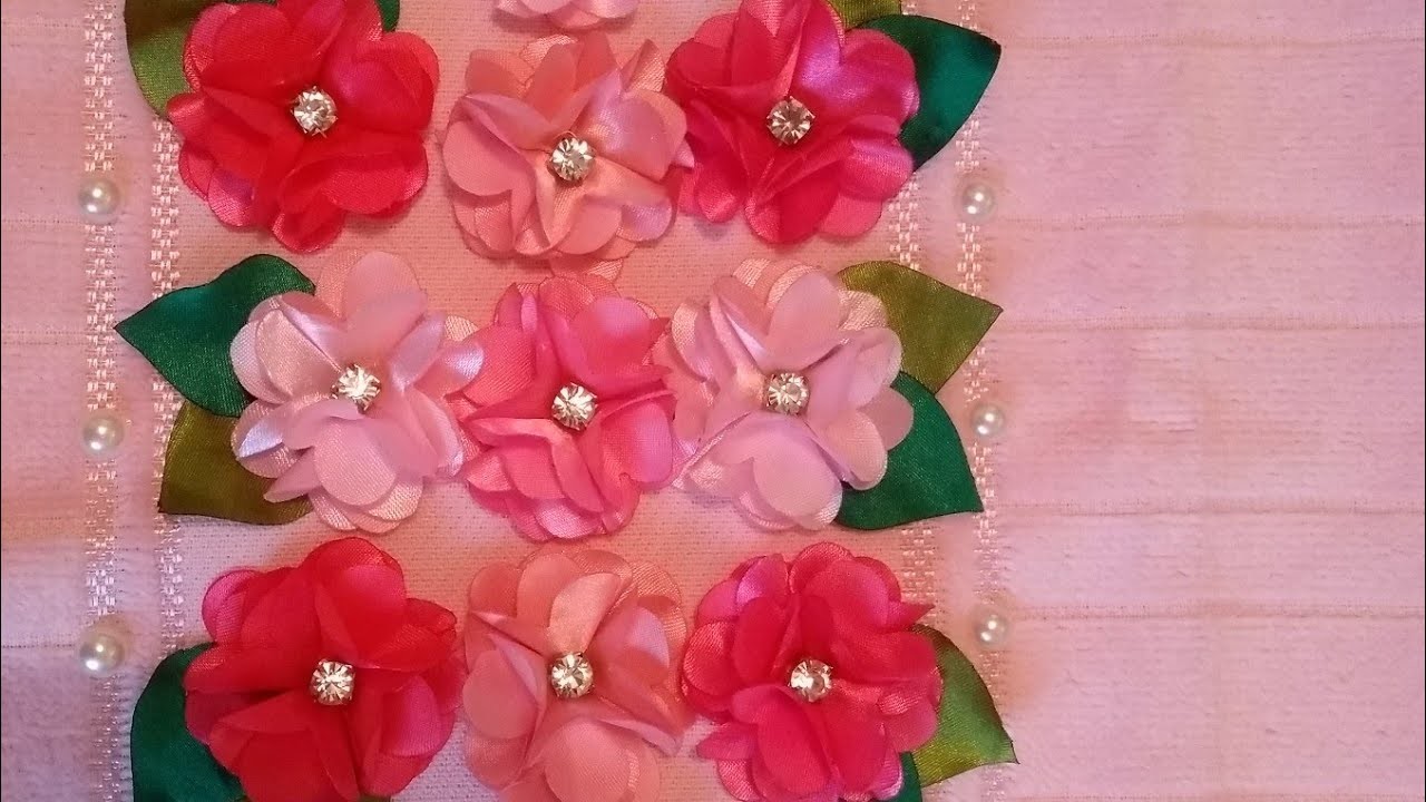 Toalha bordada com flores de cetim