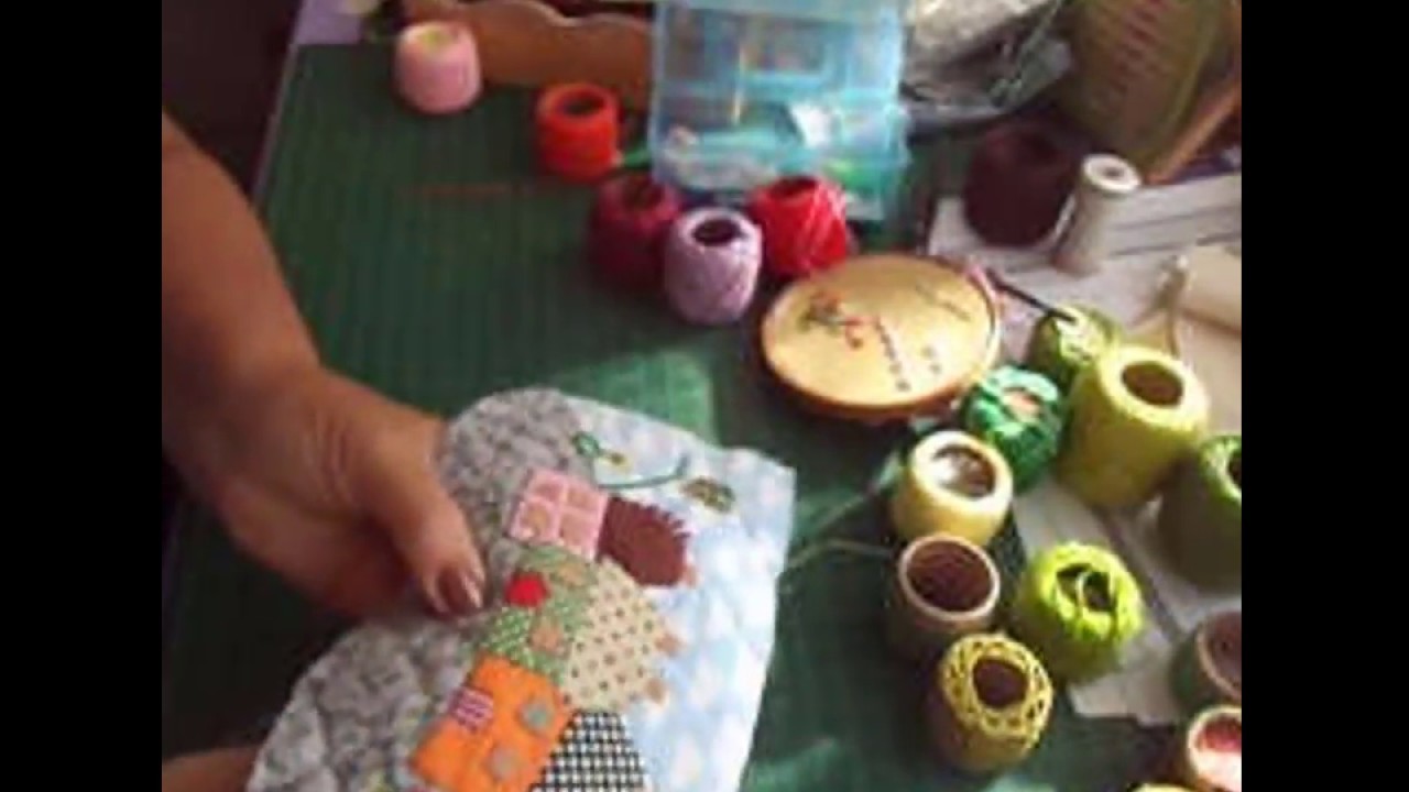 Artesanato feito a mão-Carteira em  patchwork inglês com bordado.