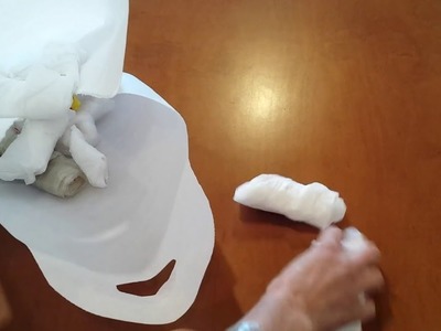 Enrolando saquinhos rapidamente - Como deixar sacos plásticos organizados muito rápido!